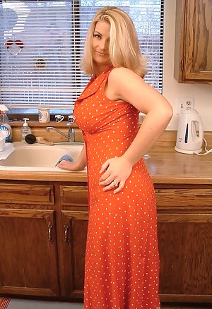 Free Moms Kitchen Porn Pictures